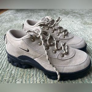 Nike Lahar Low in Fossil Black